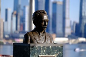 Bronze bust of José Martí in Union City, New Jersey, with the Manhattan skyline in the background.